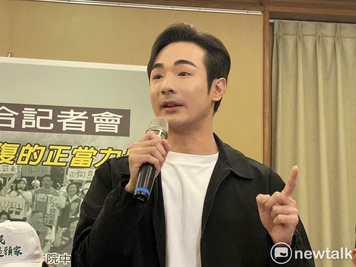 醫界與法律界今（22）日在立法院中興會館舉行聯合記者會「罷免是民主護國的行動，是制度修復的正當力量」，圖是網紅出席者「八炯」 圖：林朝億/攝
