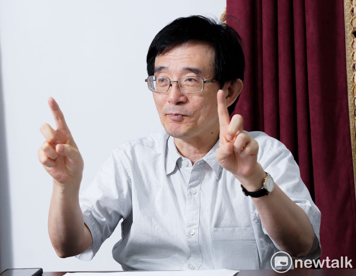 甫卸任228事件基金會董事長薛化元接受新頭殼專訪。 圖：張良一/攝
