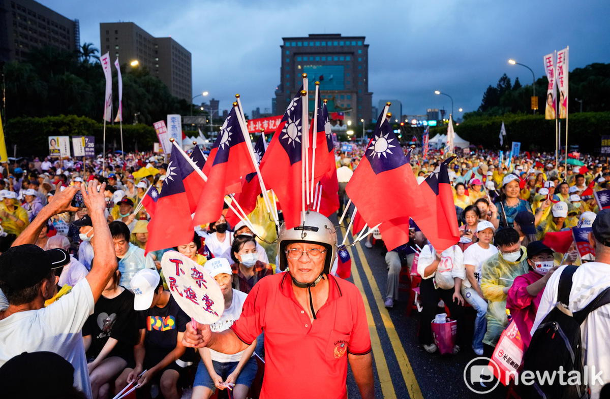 國民黨支持者參加在凱道舉行的「不同意罷免」選前之夜造勢大會。 圖：張良一/攝