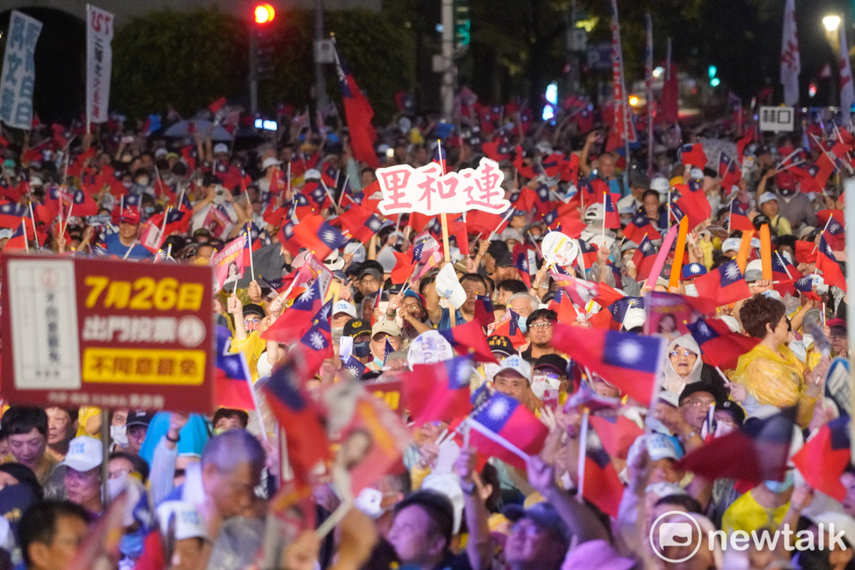 國民黨支持者參加在凱道舉行的「不同意罷免」選前之夜造勢大會。 圖：張良一/攝