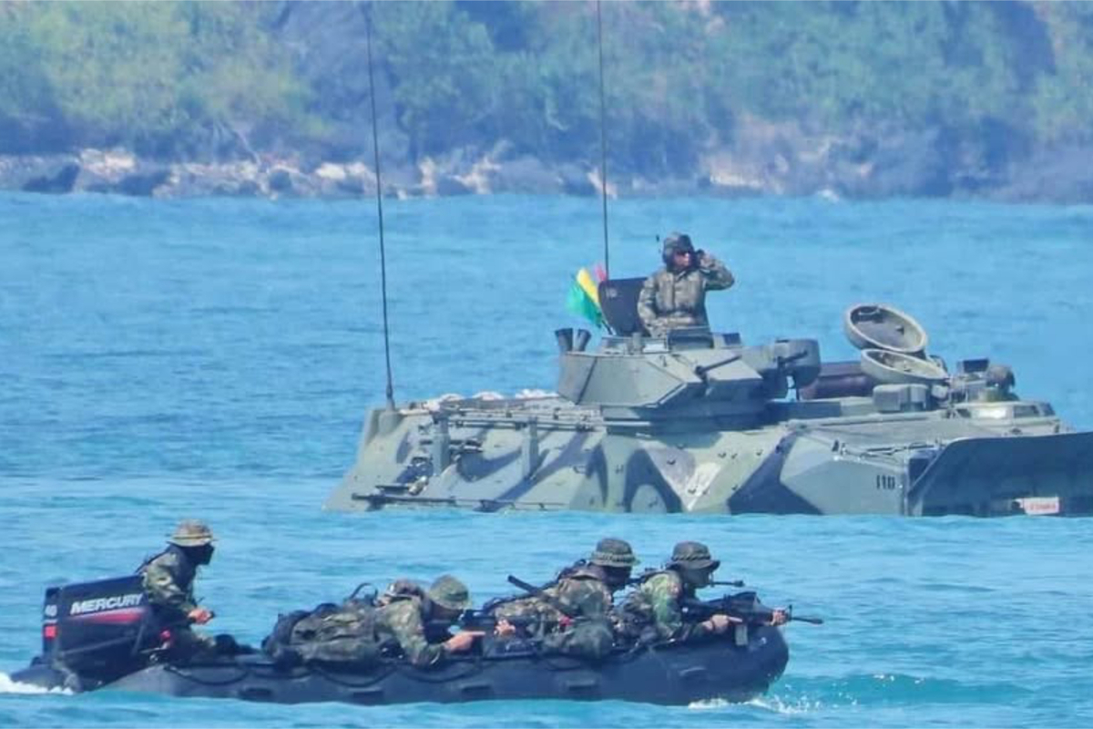 泰國、柬埔寨連續交火數日，泰國增派 4 艘軍艦，累計 8 艘軍艦壓境柬埔寨。 圖：翻攝自@BangkokPostNews