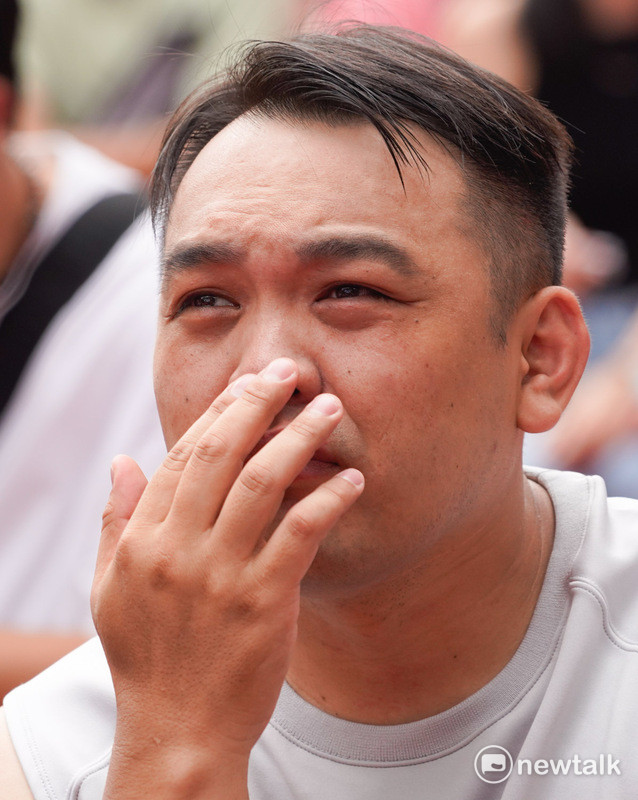 罷免投票結束後，支持罷免的民眾在立法院外觀看開票情況，由於開票過程中，各地的不同意都高於同意票，民眾的神情顯得凝重。 圖：張良一/攝