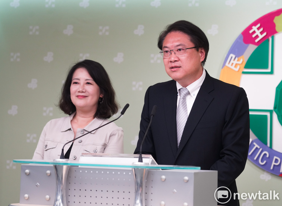 民進黨秘書長林右昌、立院黨團幹事長吳思瑤舉行記者會，回應大罷免投票結果。 圖：張良一/攝