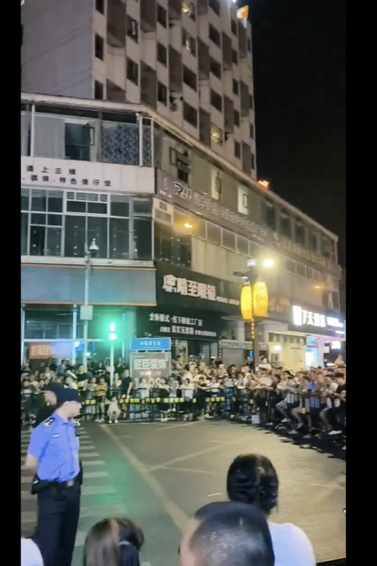 江油市市民向政府怒喊，但是主軸是求正義，起初上街揮國旗、唱國歌希望高層聽見，而後被鎮壓。 圖：翻攝自@whyyoutouzhele