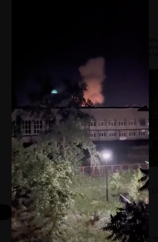 扎波羅熱（Zaporizhzhia）夜空中泛起紅光，是烏克蘭成功摧毀俄軍 S-300。 圖：翻攝自@NOELreports