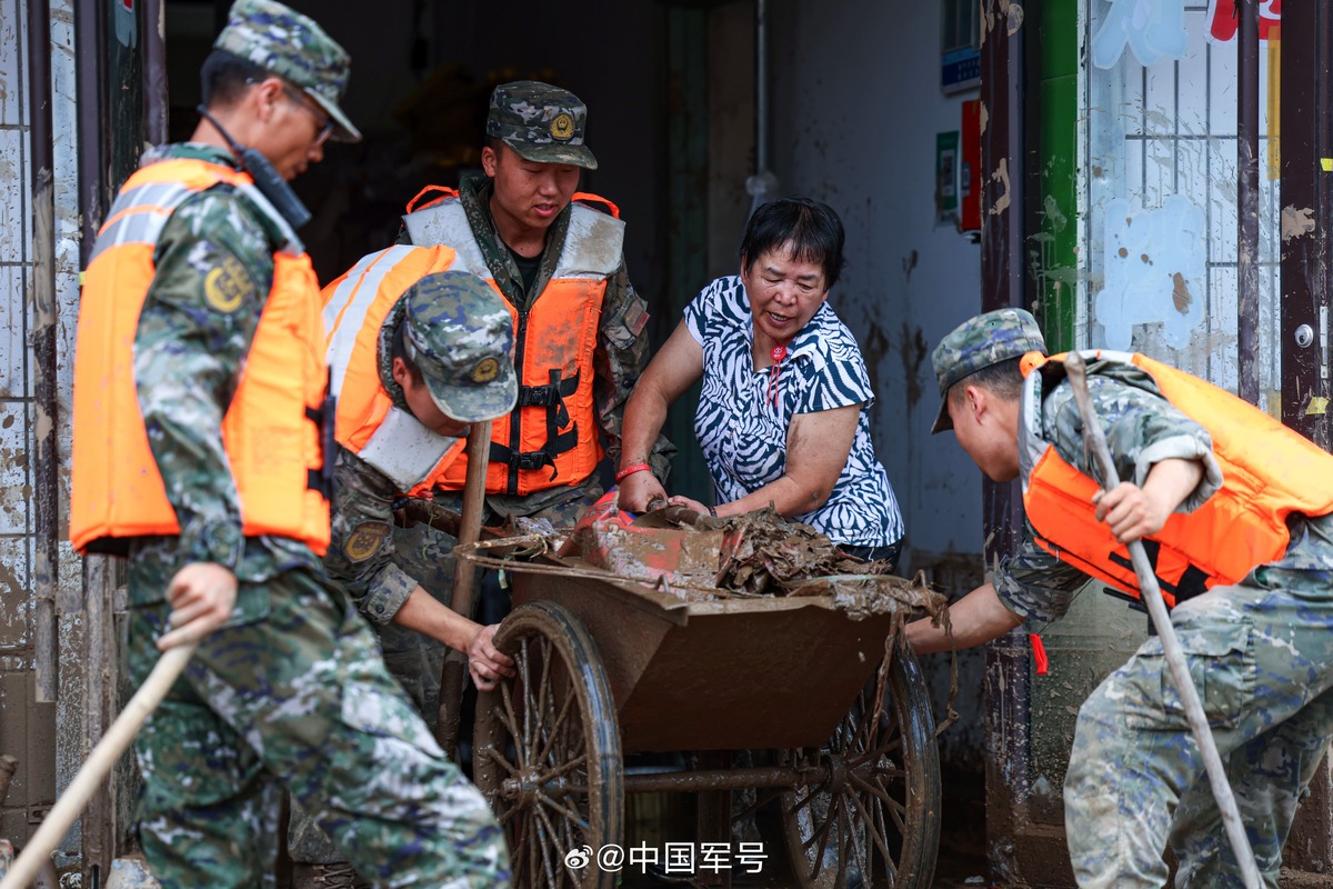 目前，中國榆中縣已啟動洪水防禦一級應急響應，設置多個安置點，安置 9,828名受災群眾。 圖：翻攝自微博