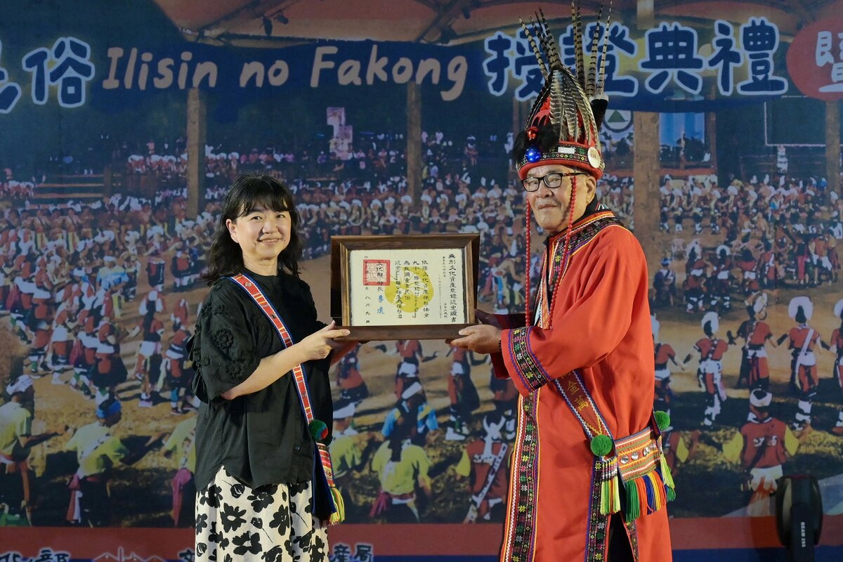 文化部政務次長李靜慧（左）頒授重要民俗「Ilisin no Fakong 」登錄認定證書，由貓公部落頭目高金萬（右）代表授證。 圖：文化部提供