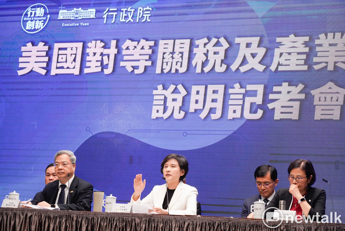 行政院副院長鄭麗君、秘書長龔明鑫、對美談判總代表楊珍妮等人11日下午舉行記者會，針對外界關注美國對等關稅相關議題及產業支持方案，進行回應及說明。 圖：張良一/攝