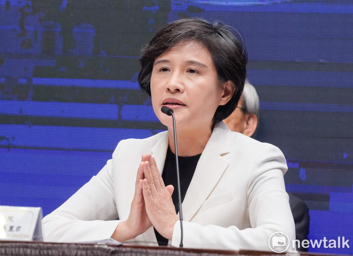 行政院副院長鄭麗君、秘書長龔明鑫、對美談判總代表楊珍妮等人下午舉行記者會，針對外界關注美國對等關稅相關議題及產業支持方案，進行回應及說明。 圖：張良一/攝