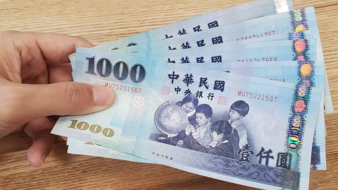 主計總處（11）日公布最新薪資統計，六月全體受僱員工的經常性薪資平均為 47,798元，年增 2.84%、月減 0.01%，；加計獎金與加班費 8,713元後，總薪資平均為 56,511元，月減 8.85%、年增 1.88%。