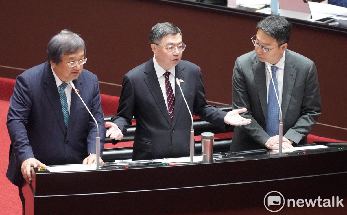 行政院長卓榮泰今天在立法院院會就丹娜絲颱風及728豪雨災後復原重建進行專案報告並備質詢。圖為行政院長卓榮泰、交通部長陳世凱、衛福部長邱泰源在立院院會備詢。 圖：張良一/攝（資料照）