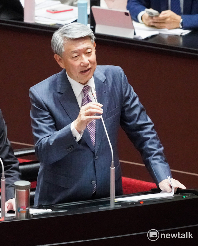 行政院長卓榮泰12日在立法院院會就丹娜絲颱風及728豪雨災後復原重建進行專案報告並備質詢。圖為經濟部長郭智輝在立院院會備詢。 圖：張良一/攝