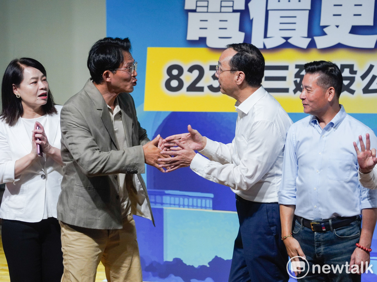 民眾黨主席黃國昌出席中國國民黨重啟核三公投說明會時，和國民黨主席朱立倫同台，一起為週末即將舉行的核三公投催票。 圖：張良一/攝
