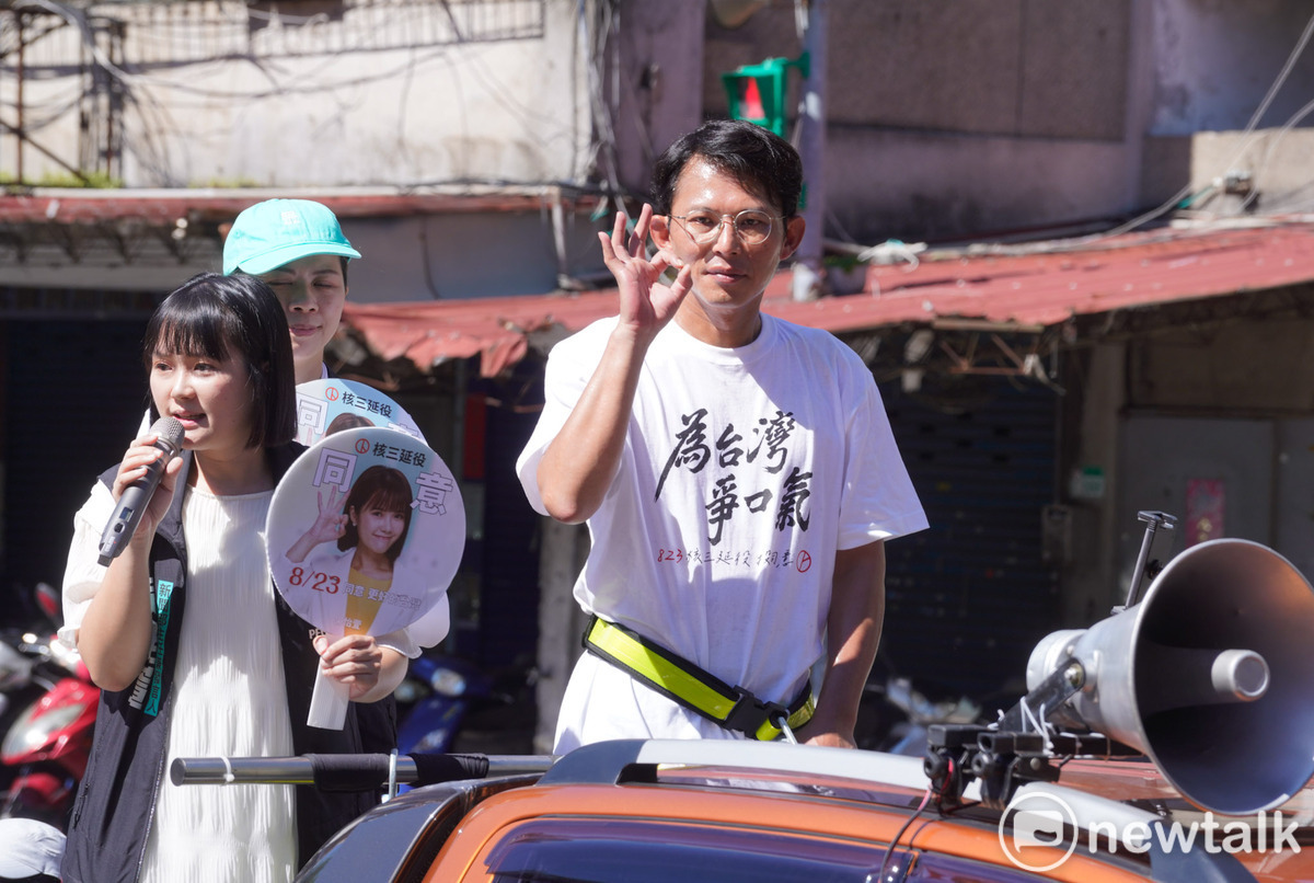 台灣民眾黨主席黃國昌在多名民眾黨工陪同下，在北市萬華區車掃，尋求民眾支持核三延役投同意票。 圖：張良一/攝