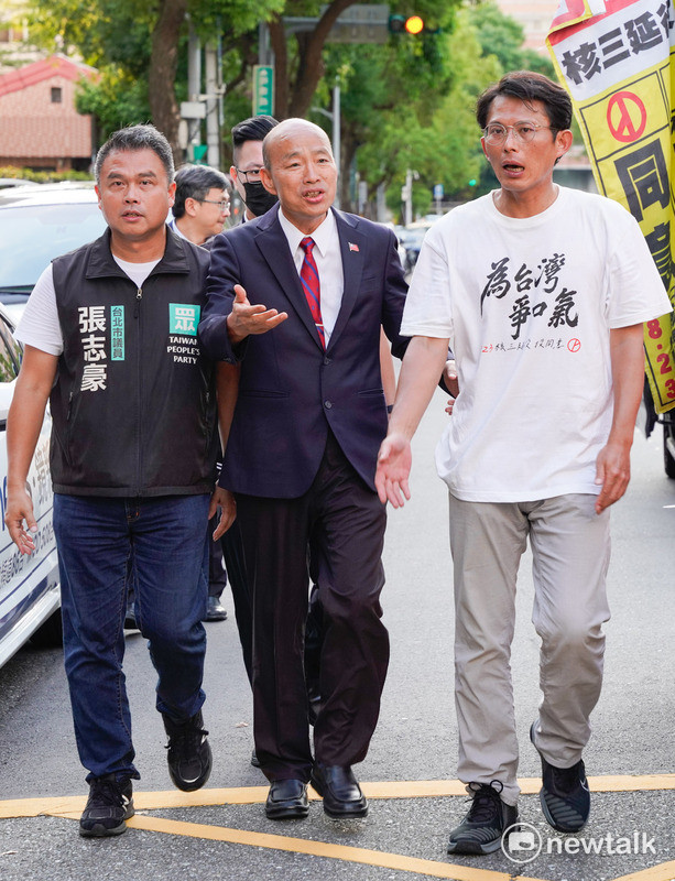 立法院長韓國瑜、民眾黨立院黨團總召為週末即將舉行的核三延役公投，聯袂車掃尋求民眾支持，投同意票。 圖：張良一/攝