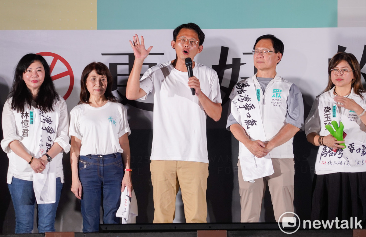 台灣民眾黨在核三延役公投投票前夕，在台北榮星花園舉辦「8/22公投之夜 Taiwan Restart」造勢晚會。圖為民眾黨主席黃國昌呼籲支持者明日站出來投同意票。 圖：張良一 / 攝