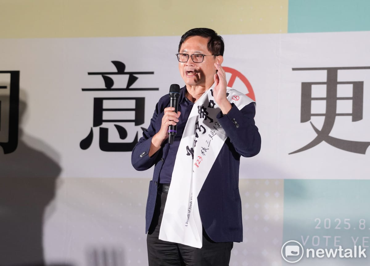 台灣民眾黨在核三延役公投投票前夕，在台北榮星花園舉辦「8/22公投之夜 Taiwan Restart」造勢晚會。圖為和碩董事長童子賢在會中致詞。。 圖：張良一 / 攝