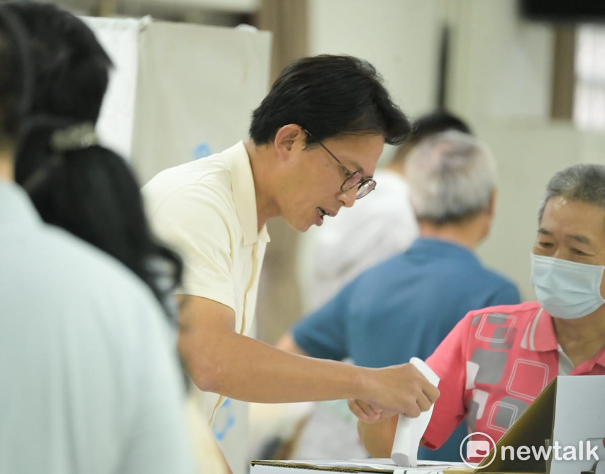 核三延役公投今舉行，民眾黨主席黃國昌前往板橋一投開票所投票。 圖：張良一/攝