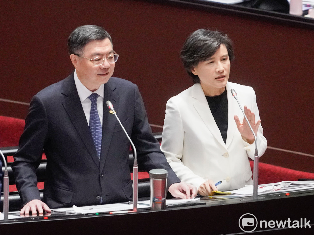 行政院長卓榮泰上午就台美關稅談判之相關議案在立院進行專案報告並備質詢。圖為卓榮泰與對美關稅談判代表鄭麗君在立院院會備詢。 圖：張良一／攝