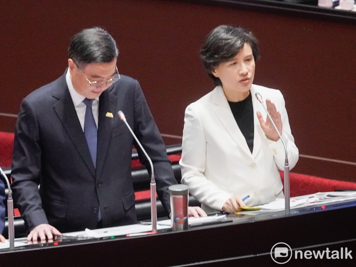 行政院長卓榮泰和副院長鄭麗君今（25）天上午就台美關稅談判之相關議案，在立院進行專案報告並備質詢。圖為卓榮泰與對美關稅談判代表鄭麗君在院會備詢。 圖：張良一/攝