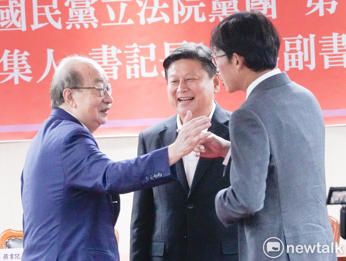 國民黨立院黨團今舉行總召、書記長和副書記長就職典禮，民進黨總召柯建銘與民眾黨總召黃國昌應邀觀禮。 圖：張良一/攝