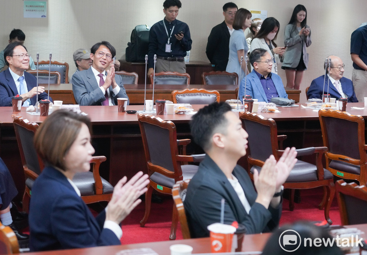 國民黨立院黨團今舉行總召、書記長和副書記長就職典禮，民進黨總召柯建銘與民眾黨總召黃國昌等黨團幹部應邀觀禮。 圖：張良一/攝