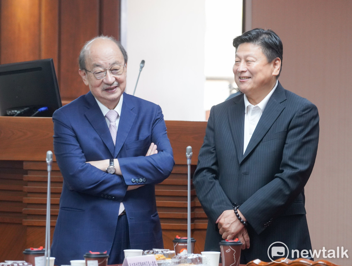 國民黨立院黨團今舉行總召、書記長和副書記長就職典禮，民進黨總召柯建銘應邀觀禮。 圖：張良一/攝