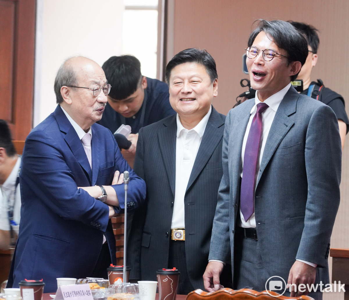 國民黨立院黨團今舉行總召、書記長和副書記長就職典禮，民進黨總召柯建銘與民眾黨總召黃國昌應邀觀禮。 圖：張良一/攝