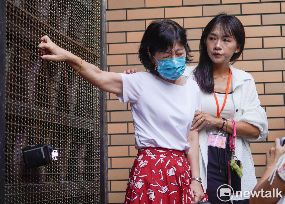 台北地方法院今早提訊前台北市長柯文哲、市議員應曉薇到庭進行延押訊問。圖為陳佩琪在北院囚車道外目送柯文哲進到北院後，神情顯得凝重。 圖：張良一/攝