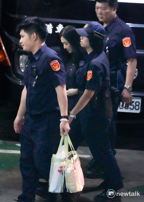 台北市議員應曉薇在法警戒護下抵達台北地方法院，應曉薇以三千萬元獲交保。 圖：張良一 / 攝