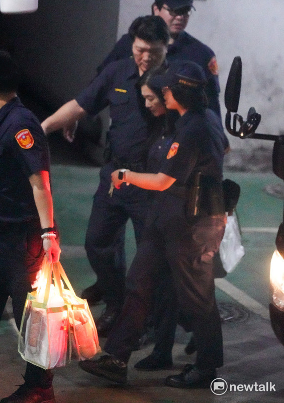 台北市議員應曉薇在法警戒護下抵達台北地方法院，應曉薇以三千萬元獲交保。 圖：張良一 / 攝