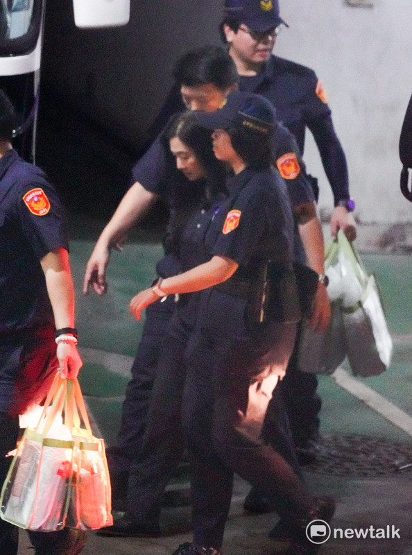 台北市議員應曉薇在法警戒護下抵達台北地方法院，應曉薇以三千萬元獲交保。 圖：張良一 / 攝