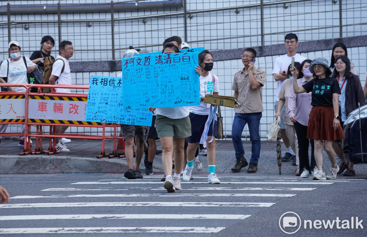 柯文哲支持者在台北地方法院外聲援柯文哲。 圖：張良一 / 攝
