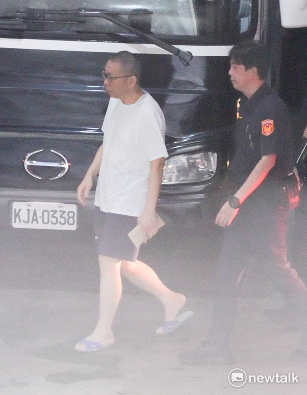 前台北市長柯文哲在法警戒護下走進台北地方法院準備交保。 圖：張良一 / 攝