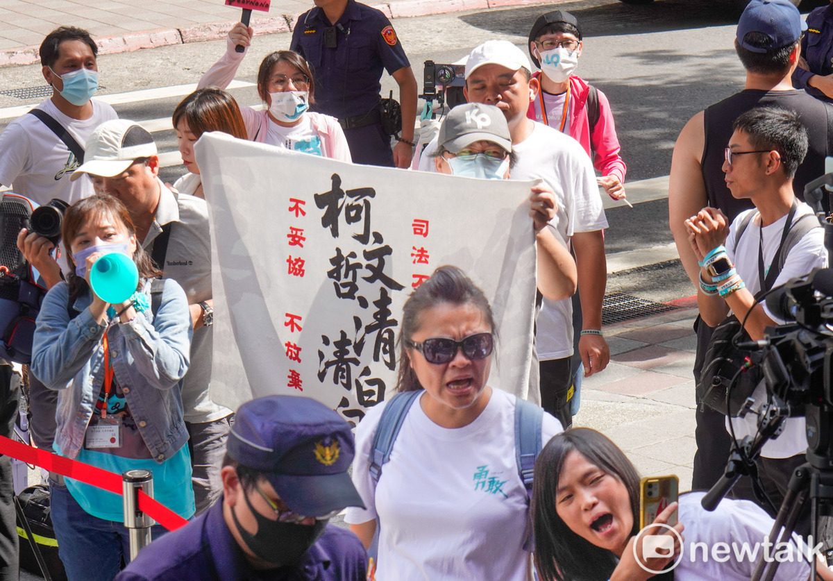 前台北市長柯文哲昨以七千萬元交保後，今首度到台北地方法院出庭。圖為柯文哲支持者在北院外聲援柯文哲。 圖：張良一 / 攝