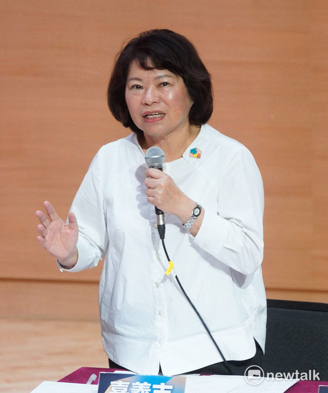 19日嘉義市議會進行市政質詢時，有議員關心普發現金進度，嘉義市長黃敏惠表示，嘉義市完全有能力加碼發6,000元，目前就等法定程序跑完，最快12月初領到手。 圖：張良一/攝