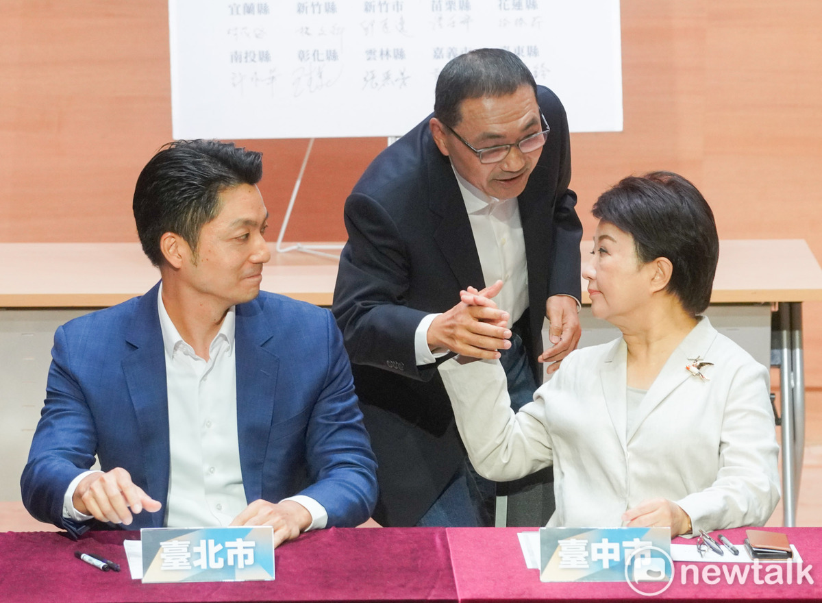 台中市長盧秀燕（右）和新北市長侯友宜（中）。 圖：張良一 / 攝（資料照）