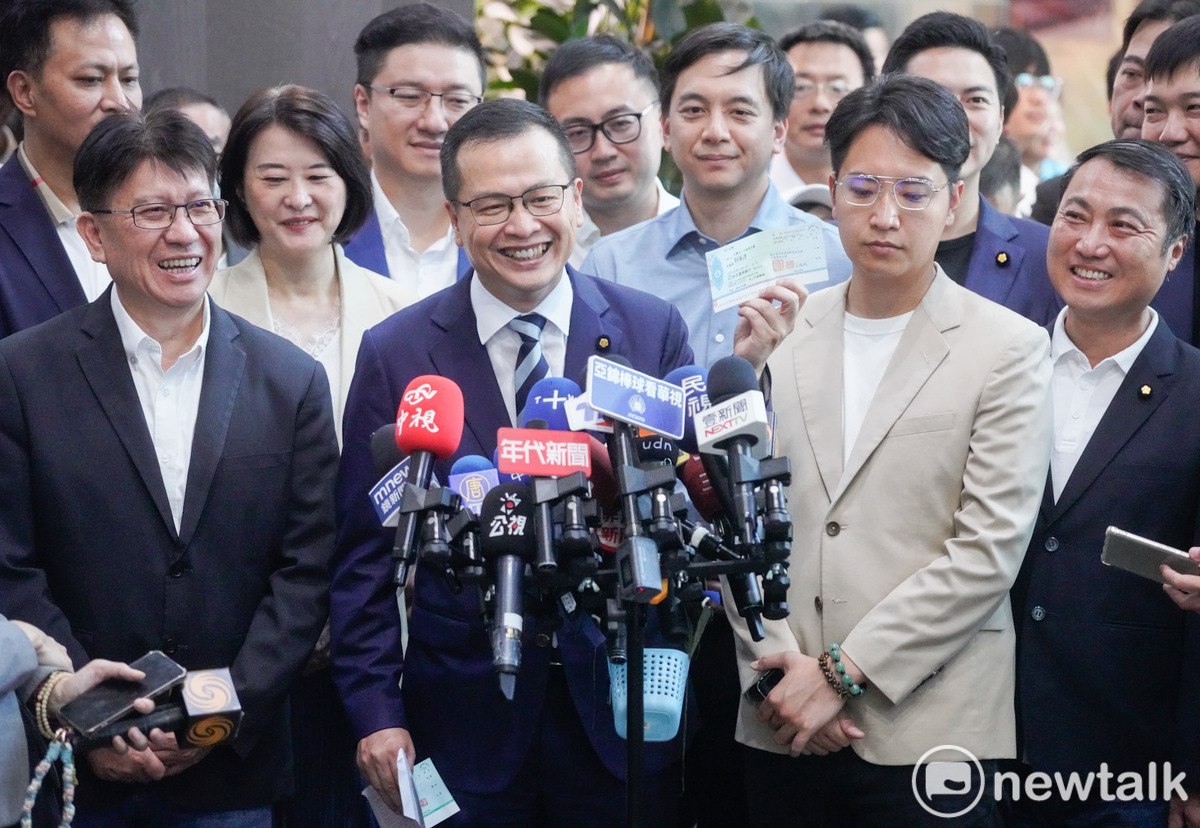 國民黨主席參選人羅智強在多位立委陪同下，前往國民黨中央領表。 圖：張良一/攝（資料照）