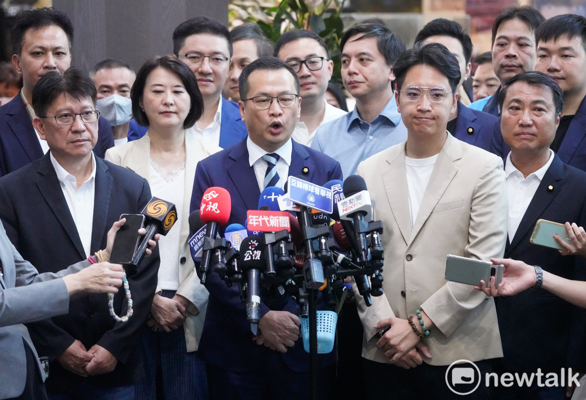國民黨主席參選人羅智強在多位立委陪同下，前往國民黨中央領表。 圖：張良一/攝