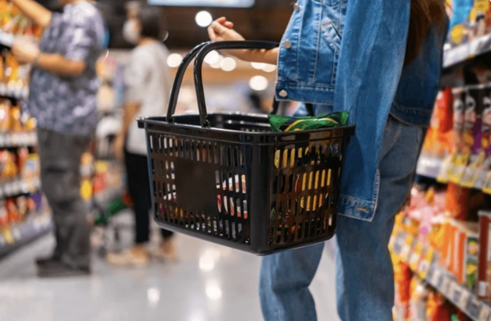 八月消費者物價指數（CPI）年增 1.6%，較七月的 1.54%略為回升，連續第四個月低於 2%。但日常食用的肉、蛋、菜類等均漲價，致外食費用居高不下。 圖：Shutterstock（示意圖）