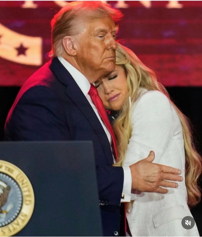 美國總統川普擁抱查理・柯克遺孀艾瑞卡・柯克。 圖：翻攝自Ｘ