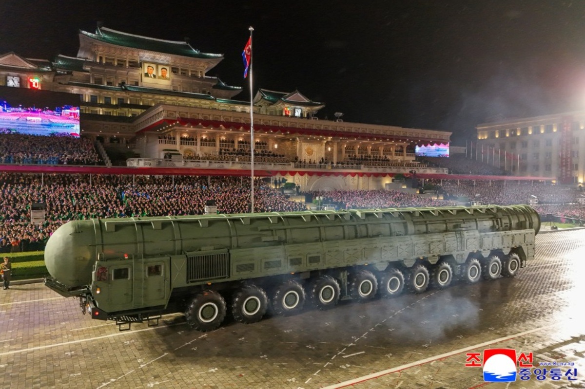 朝鮮勞動黨建黨 80 週年閱兵亮相的「火星炮-20」洲際彈道飛彈，也傳將於近期試射。 圖：翻攝朝中社（資料照片）