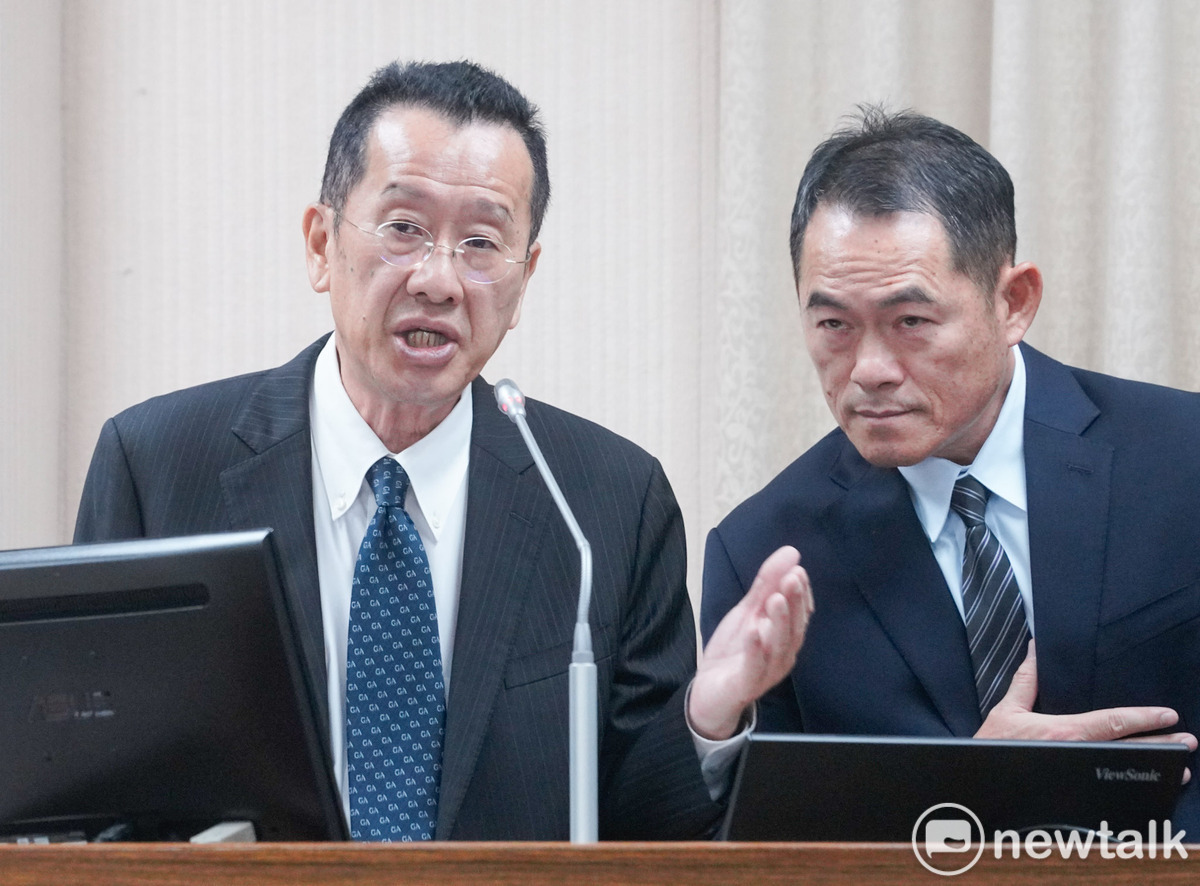 國防部長顧立雄、海軍參謀長邱俊榮在立院外交及國防委員會備詢。 資料照片：張良一/攝