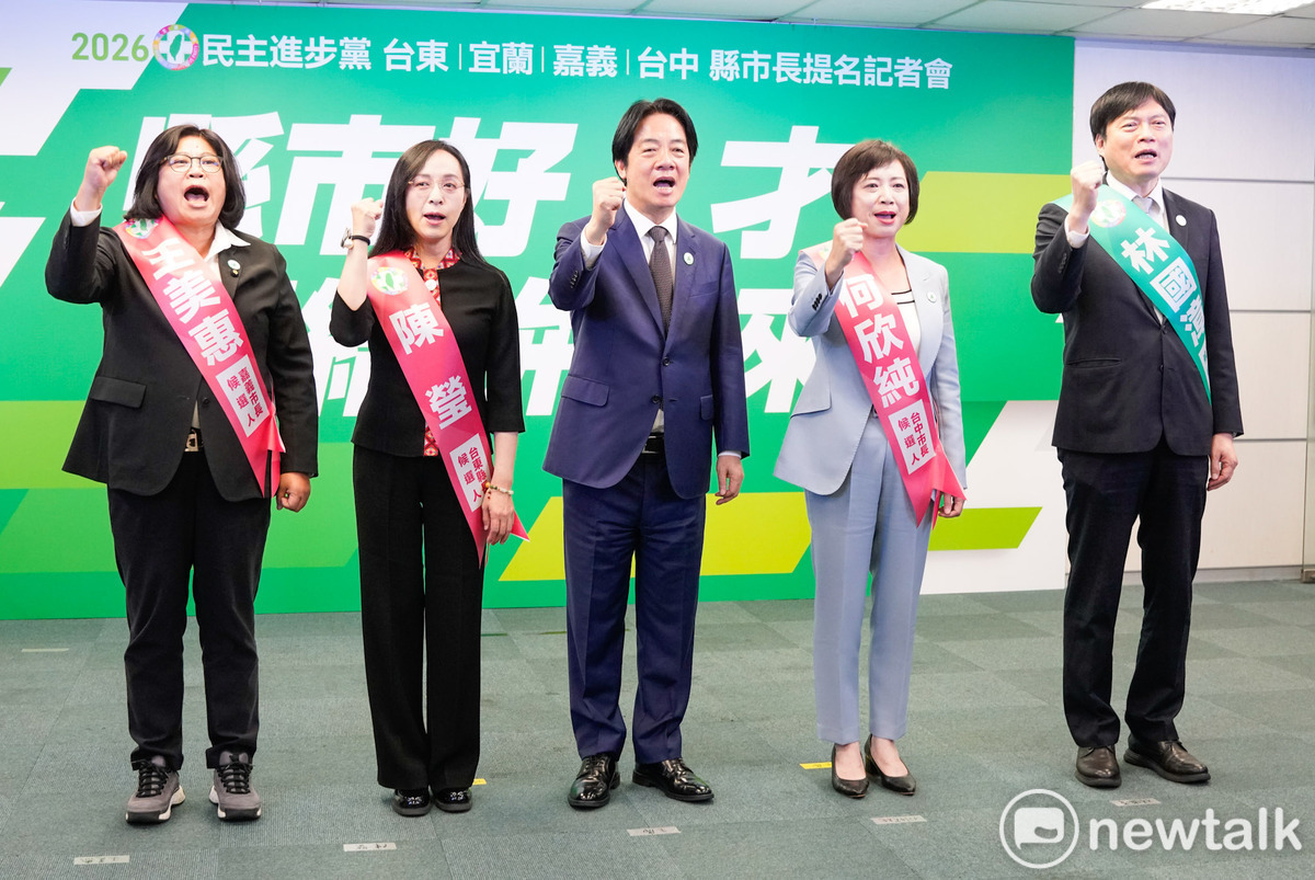 民進黨主席賴清德今（22）天舉行台東、宜蘭、嘉義、台中縣市長提名記者會。左起為嘉義市長提名人王美惠、台東縣長提名人陳瑩、主席賴清德、台中市長提名人何欣純、宜蘭縣長提名人陳國漳。 圖：張良一/攝