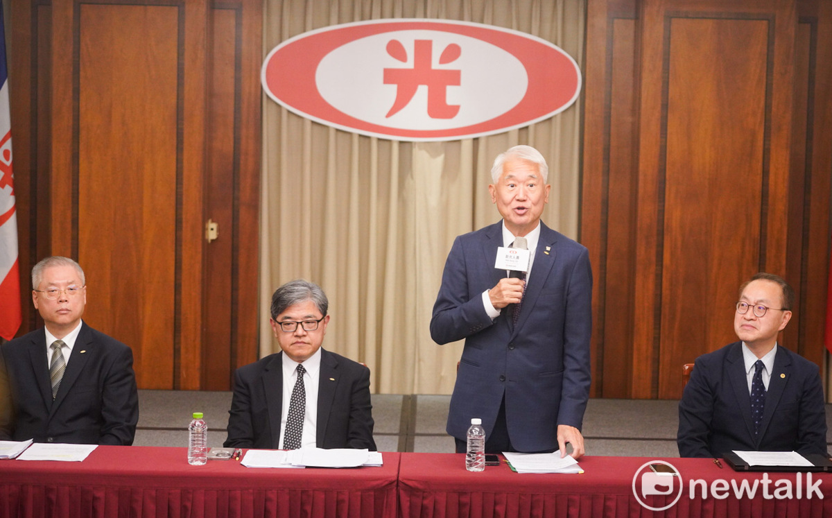 新光人壽董事長魏寶生（右）舉行記者會，說明新光人壽董事會就北市科T17/T18地上權，授權董事長與台北市政府處理合意解除地上權契約。 圖：張良一/攝