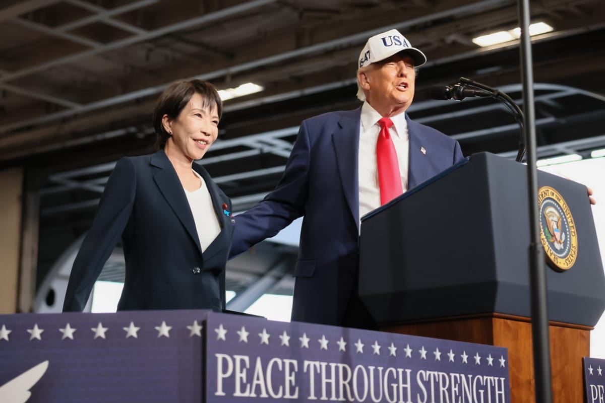 川普前往日本橫須賀與日本首相高市早苗登上「喬治·華盛頓」號航空母艦。（資料照） 圖：取自日本首相官邸臉書