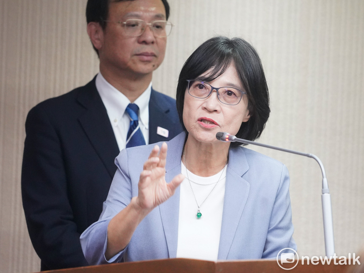 防檢署署長杜麗華今(15)日在立院備詢時證實寵物用藥新制直接註銷。動保人士邵柏森表示，這次新制喊卡不是政府準備好了，而是被全台300多萬飼主發聲逼停。 圖：張良一/攝