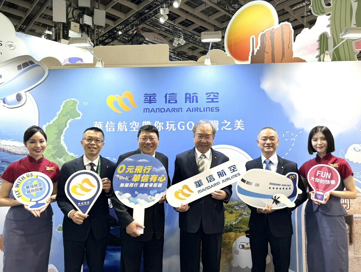 華信航空董事長陳大鈞（左三）及總經理莊明哲（左二）親臨現場出席旅展開幕儀式。 圖：華信航空／提供