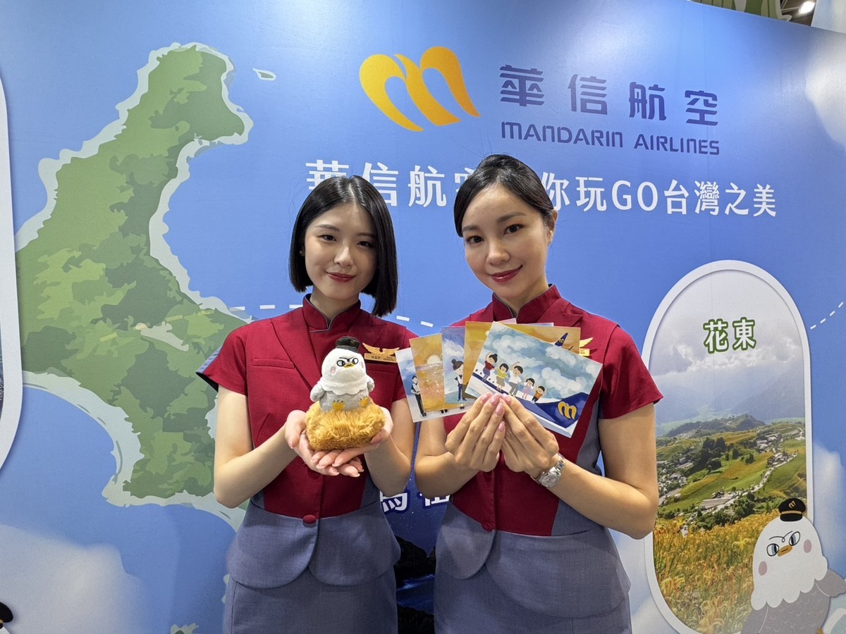 旅展期間搭配「華信愛心同行」公益專案，推出四人同行、買二送二愛心價；現場亦首次推出華信航空精選 LOGO 商品搶購，特殊造型的海東青寶寶吊飾相當可愛吸睛。 圖：華信航空／提供