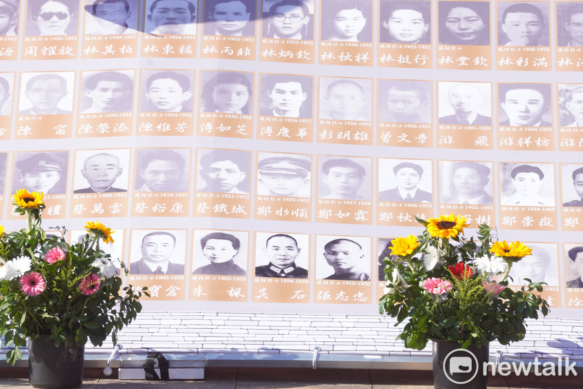 國民黨鄭麗文出席2025年【五○年代白色恐怖秋祭追思慰靈大會】，並向吳石等受難者獻花。照片正下方為吳石照片 圖：張良一/攝